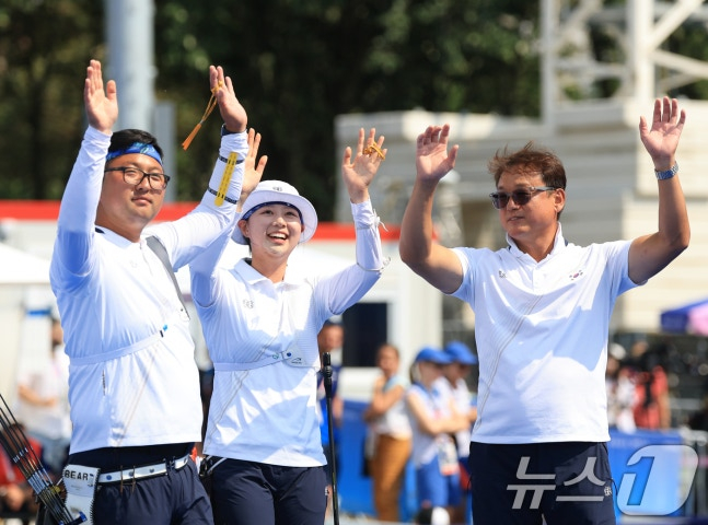 박성수 인천 계양구청 감독(오른쪽)이 27일 향년 55세로 별세했다. 사진은 지난해 열린 2024 파리올림픽 당시 김우진(왼쪽), 임시현(가운데)의 혼성전 금메달을 이끈 뒤 함께 기뻐하는 모습. /사진=뉴스1