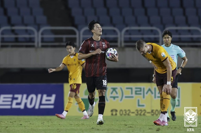 부천FC 이의형(왼쪽)의 골 세리머니. /사진=대한축구협회 제공