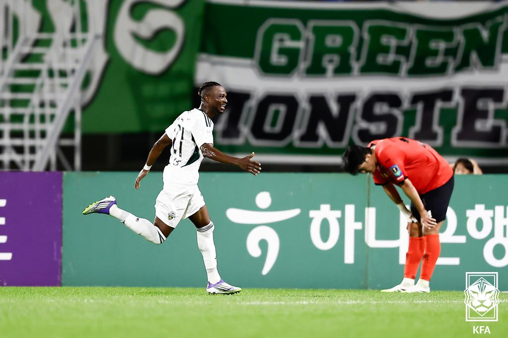 츄마시(왼쪽)가 강원FC전에서 결승골을 넣고 달려가고 있다. /사진=대한축구협회(KFA) 제공