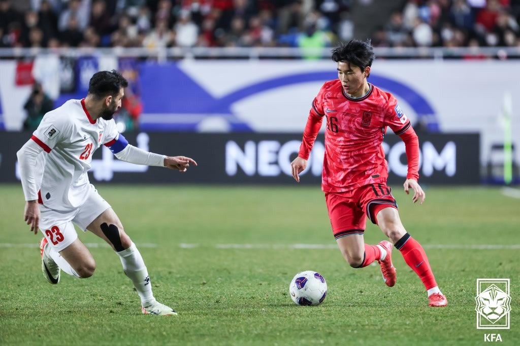 지난 3월 요르단과 2026 국제축구연맹(FIFA) 북중미월드컵 3차 예선 경기에 출전한 양현준(오른쪽). /사진=대한축구협회(KFA) 제공