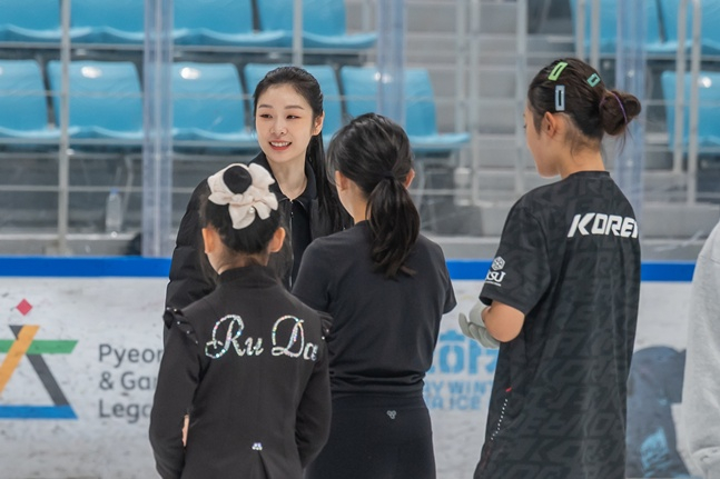 김연아가 플레이윈터 피겨 아카데미에서 참가자들을 지도하고 있다. /사진=2018평창기념재단
