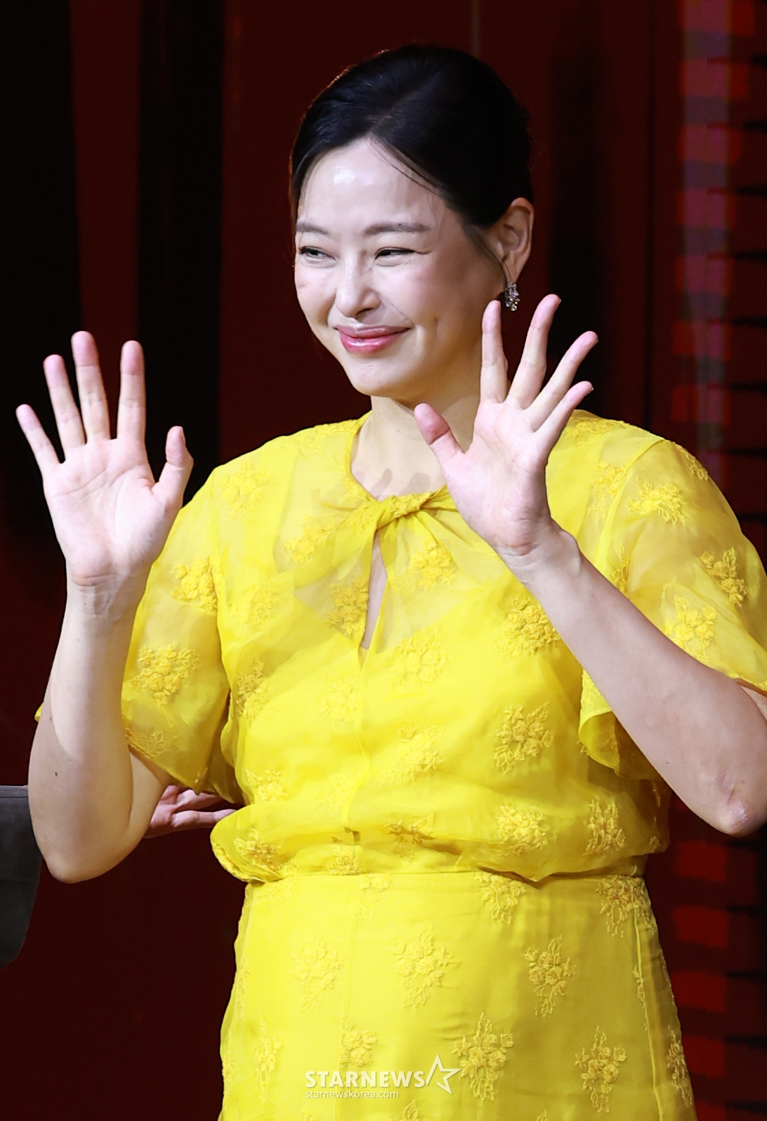 (서울=뉴스1) 권현진 기자 = 배우 이하늬가 18일 오전 서울 중구 호텔나루서울엠갤러리에서 열린 넷플릭스 시리즈 '애마' 제작발표회에 참석해 인사를 하고 있다.  '애마'는 1980년대 한국을 강타한 에로영화의 탄생 과정 속, 화려한 스포트라이트에 가려진 어두운 현실에 용감하게 맞짱 뜨는 톱스타 '희란'(이하늬 분)과 신인 배우 '주애'(방효린 분)의 이야기를 그린 작품이다. 2025.8.18/뉴스1  Copyright © 뉴스1. All rights reserved. 무단 전재 및 재배포,  AI학습 이용 금지. /사진=(서울=뉴스1) 권현진 기자