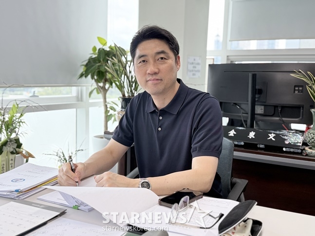 김동문 대한배드민턴협회장이 스타뉴스와 인터뷰를 하고 있다. /사진=양정웅 기자