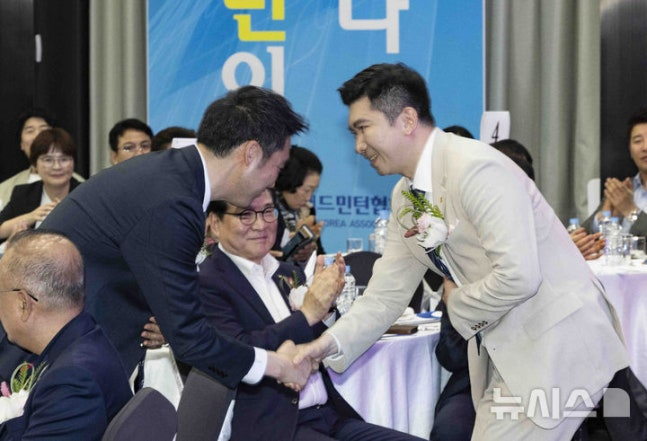 김동문 대한배드민턴협회장(왼쪽)이 유승민 대한체육회장과 악수를 나누고 있다. /사진=뉴시스