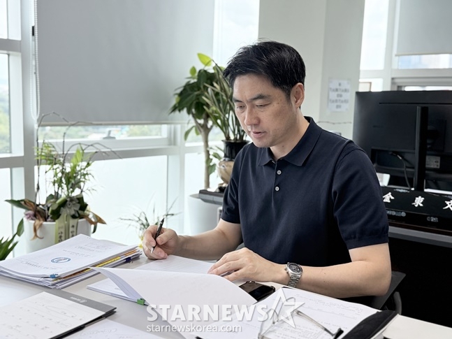 김동문 대한배드민턴협회장이 업무를 수행하고 있다. /사진=양정웅 기자