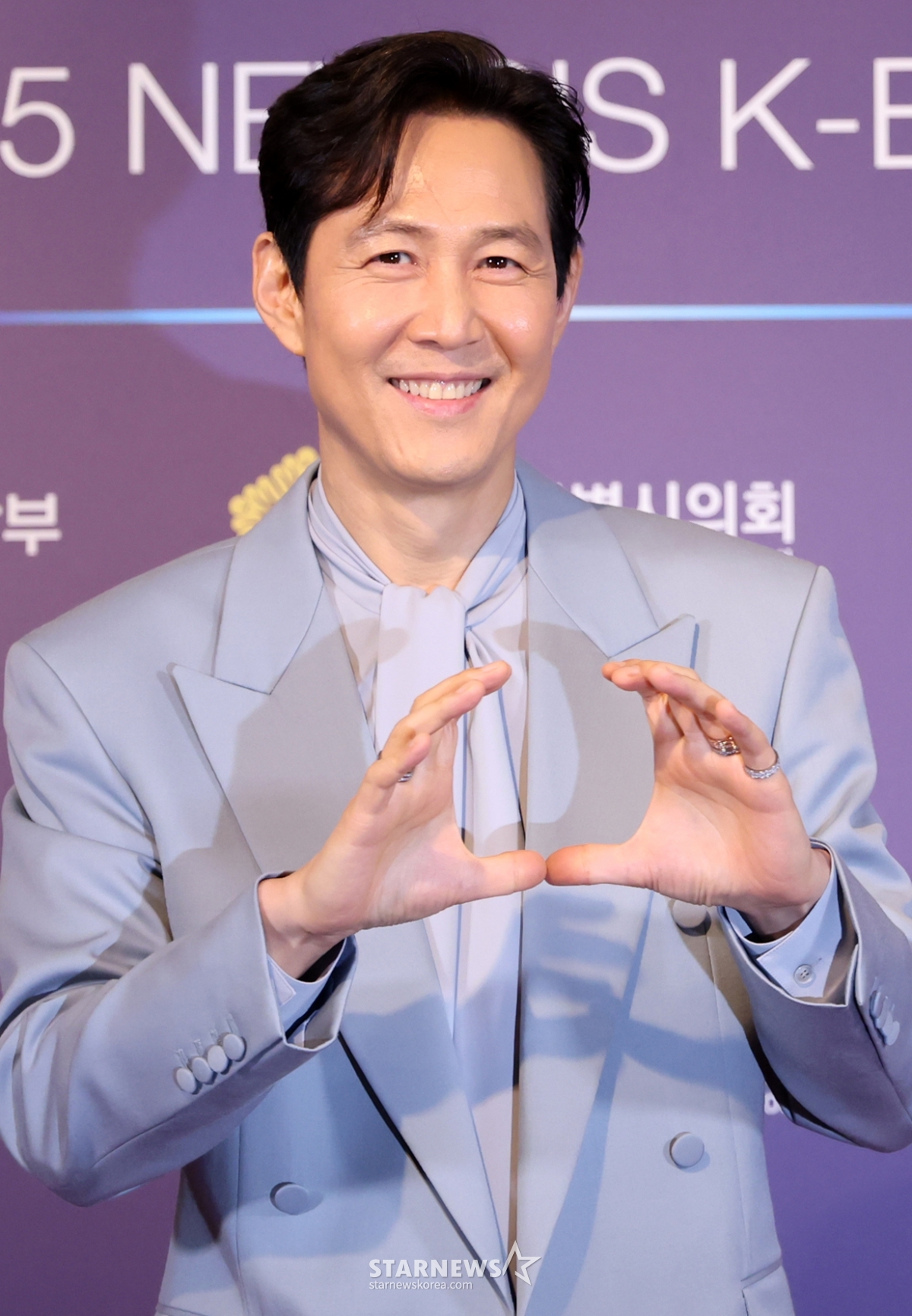 [서울=뉴시스] 조성우 기자 = 배우 이정재가 28일 서울 중구 롯데호텔에서 열린 제7회 뉴시스 한류엑스포(2025 K-엑스포) 포토월 행사에서 포즈를 취하고 있다. 2025.08.28. xconfind@newsis.com /사진=조성우