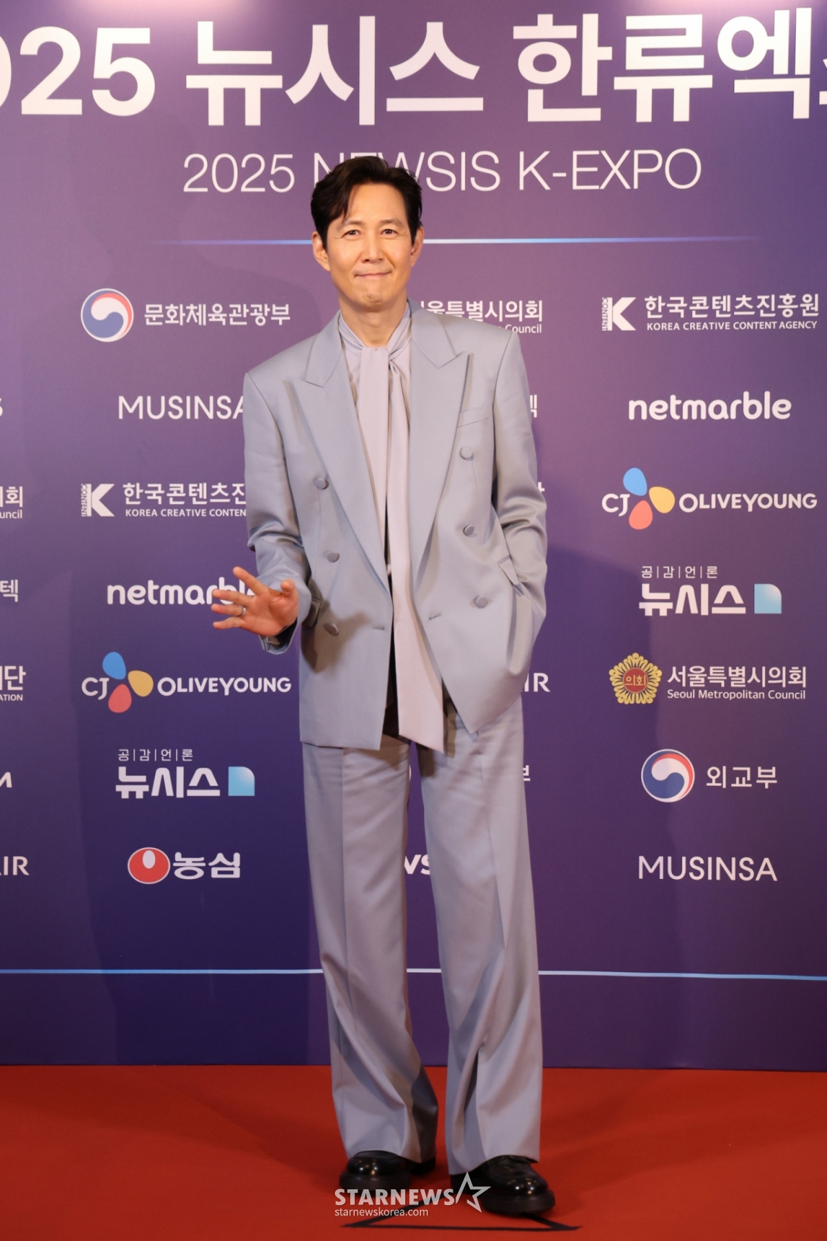 [서울=뉴시스] 조성우 기자 = 배우 이정재가 28일 서울 중구 롯데호텔에서 열린 제7회 뉴시스 한류엑스포(2025 K-엑스포) 포토월 행사에서 포즈를 취하고 있다. 2025.08.28. xconfind@newsis.com /사진=조성우