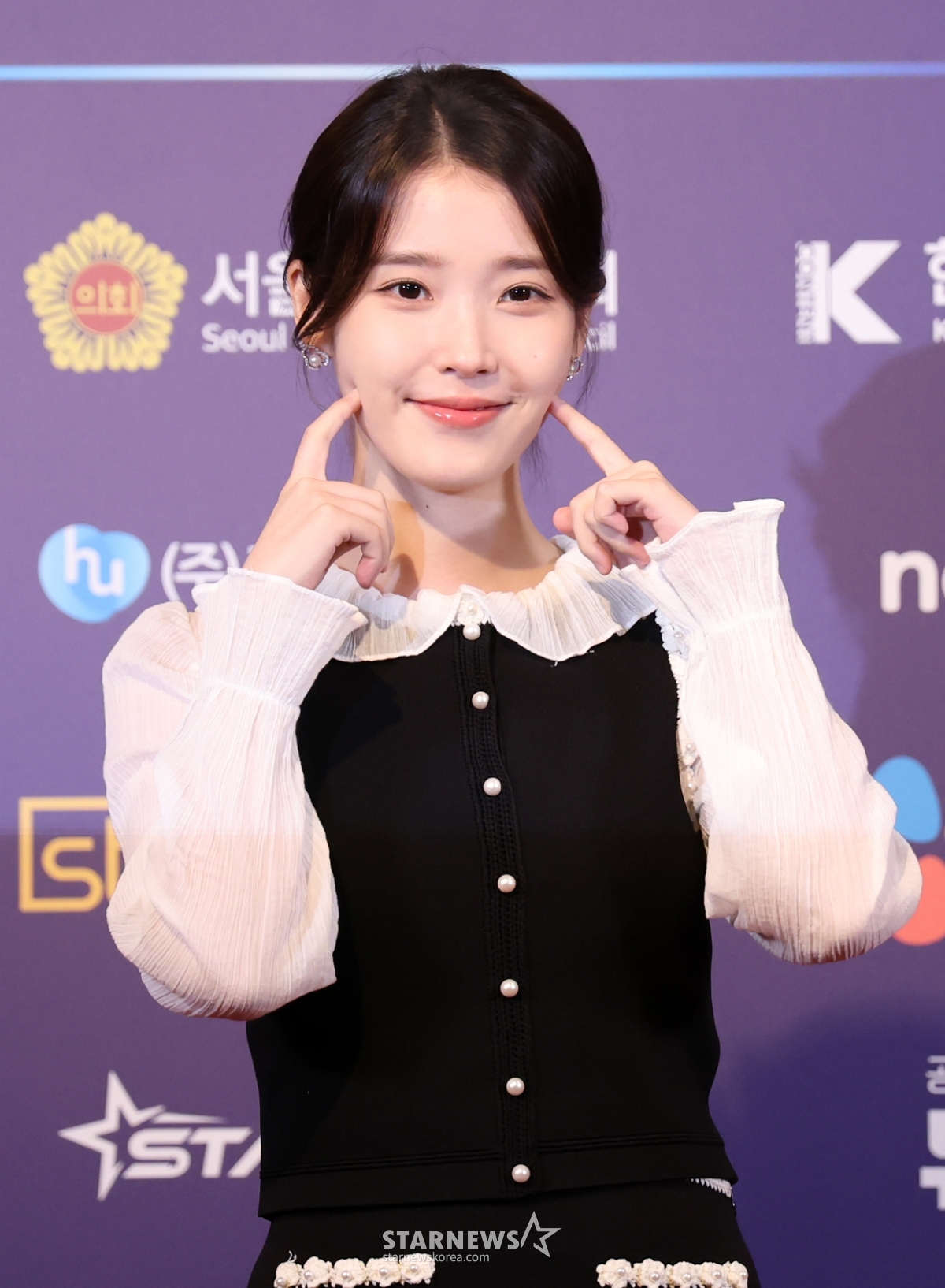 [서울=뉴시스] 조성우 기자 = 가수 겸 배우 아이유가 28일 서울 중구 롯데호텔에서 열린 제7회 뉴시스 한류엑스포(2025 K-엑스포) 포토월 행사에 참석하고 있다. 2025.08.28. xconfind@newsis.com /사진=조성우