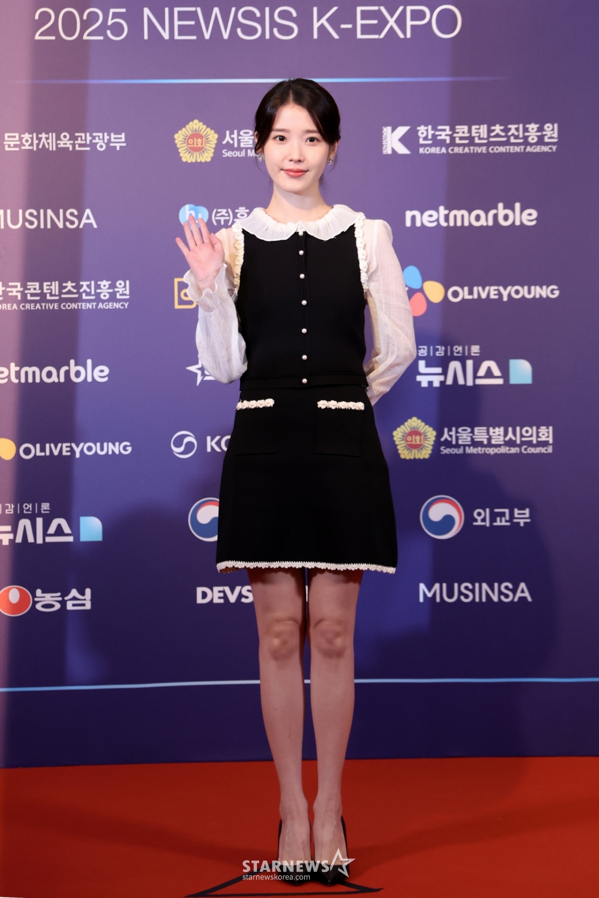 [서울=뉴시스] 조성우 기자 = 가수 겸 배우 아이유가 28일 서울 중구 롯데호텔에서 열린 제7회 뉴시스 한류엑스포(2025 K-엑스포) 포토월 행사에서 포즈를 취하고 있다. 2025.08.28. xconfind@newsis.com /사진=조성우