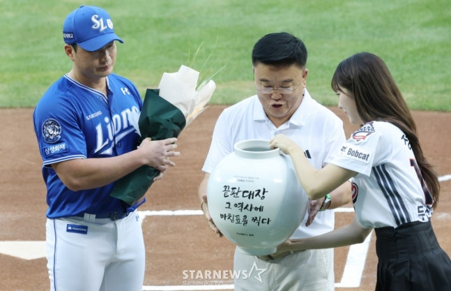 삼성 오승환(맨 왼쪽)이 28일 잠실 경기를 앞두고 김태룡 두산 단장(가운데)에게 은퇴 기념 선물을 받고 있다. /사진=김진경 대기자