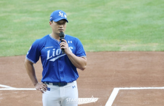 삼성 오승환이 28일 잠실 두산전을 앞두고 열린 은퇴투어 행사에서 인사를 전하고 있다. /사진=김진경 대기자