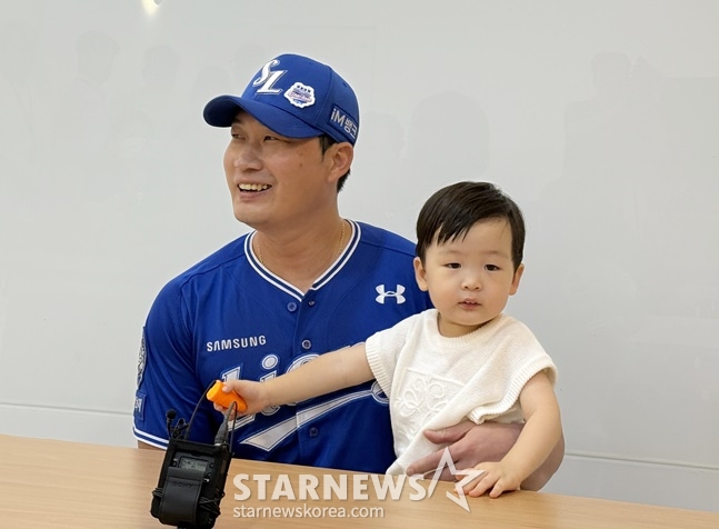 삼성 오승환이 아들 오서준 군을 안고 있다. /사진=양정웅 기자