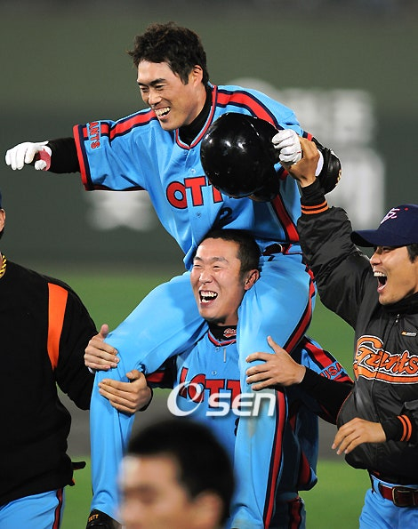 조성환 두산 감독대행이 선수 시절인 2008년 오승환에게 끝내기 안타를 때려내고 기쁨을 나누고 있다.