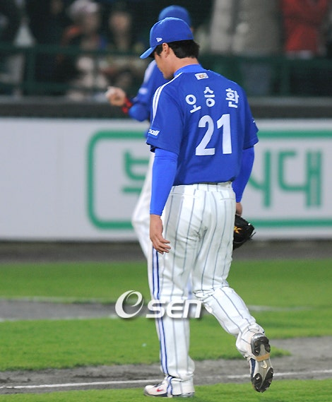 오승환이 지난 2008년 조성환 현 두산 감독대행에게 끝내기 안타를 맞고 마운드를 내려가고 있다.