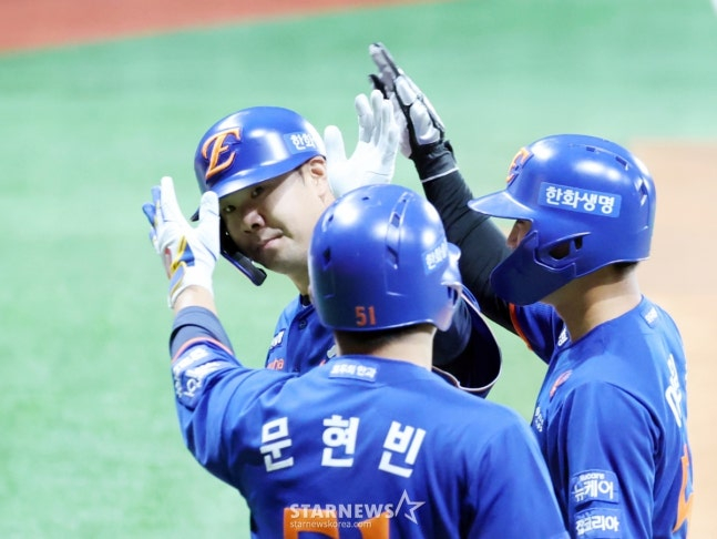 한화 2번타자 김인환이 28일 고척스카이돔에서 열린 2025KBO리그 한화이글스와 키움히어로즈의 경기 1회초 무사 1루에서 하영민을 상대로 선제 투런홈런을 터트린 후 홈인하고 있다. /사진=강영조 선임기자