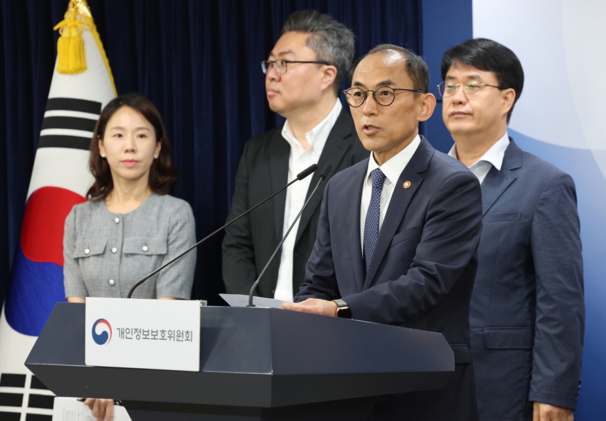 고학수 개인정보보호위원회 위원장이 28일 서울 종로구 정부서울청사에서 브리핑을 갖고 대규모 고객 유심(USIM) 정보 유출 사고가 발생한 SK텔레콤(SKT)에 대한 제재안을 발표하고 있다. /사진제공=뉴스1