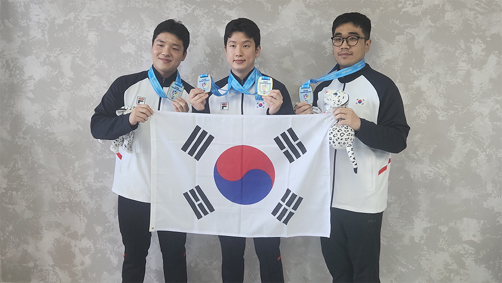 제16회 심켄트 아시아사격선수권대회 25m 속사권총 남자 일반부 단체전에서 금메달을 차지한 윤서영(왼쪽부터), 이재균, 홍석진. /사진=대한사격연맹 제공