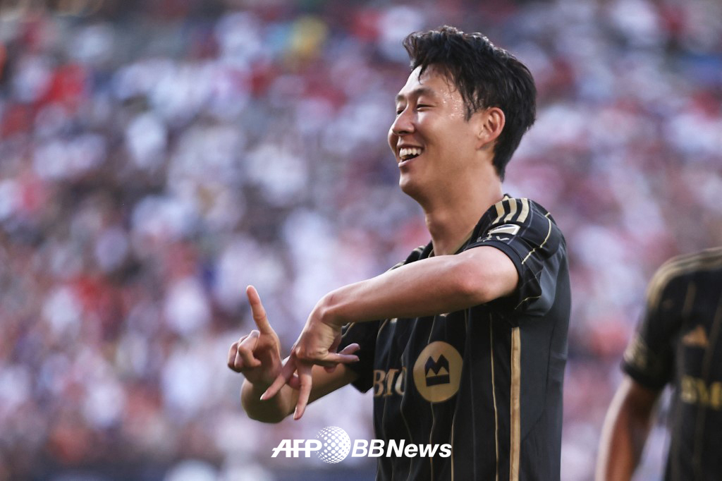 로스앤젤레스(LA)FC 손흥민이 지난 24일 FC댈러스전에서 미국 프로축구 메이저리그사커(MLS) 데뷔골을 터뜨린 뒤 LA 세리머니를 하고 있다. /AFPBBNews=뉴스1