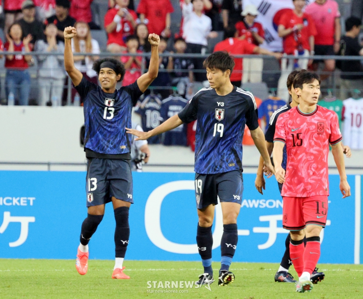 일본 저메인 료(왼쪽)이 지난달 15일 용인미르종합운동장에서 열린 2025 동아시아축구연맹(EAFF) E-1 챔피언십(동아시안컵) 한국과의 최종전 전반 초반 선제골을 성공시킨 후 환호하고 있다. /사진=강영조 선임기자