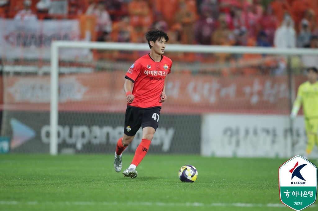 2005년생 강원FC 센터백 신민하. /사진=한국프로축구연맹 제공