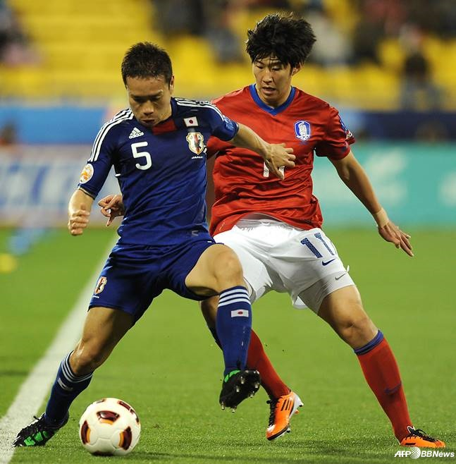 2011 아시아축구연맹(AFC) 아시안컵 당시 나가토모 유토(왼쪽)와 손흥민이 볼 다툼을 벌이고 있다. /AFPBBNews=뉴스1