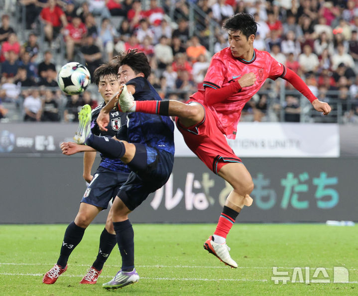 지난 7월 용인미르스타디움에서 열린 2025 동아시아축구연맹(EAFF) E-1 챔피언십(동아시안컵) 남자부 한국과 일본의 경기, 한국 서민우(오른쪽)가 볼다툼을 하고 있다. /사진=뉴시스