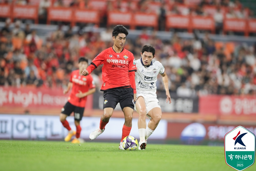 강원FC 미드필더 서민우(왼쪽). /사진=한국프로축구연맹 제공