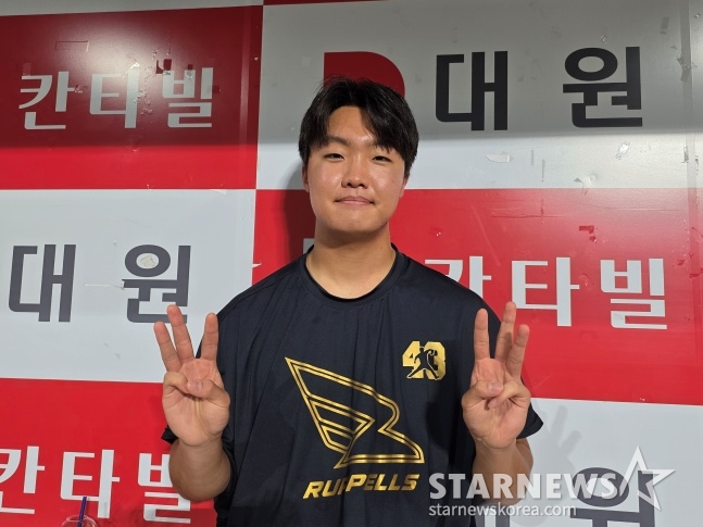 한화 정우주가 28일 고척 키움전 승리 후 취재진과 인터뷰에 응하고 있다. /사진=김동윤 기자