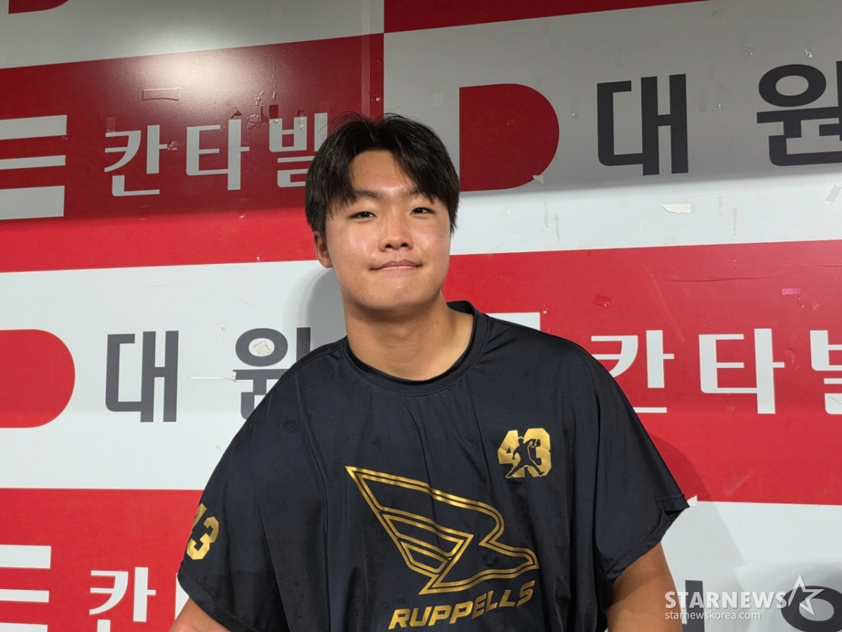 한화 정우주가 28일 고척 키움전 승리 후 취재진과 인터뷰에 응하고 있다. /사진=김동윤 기자