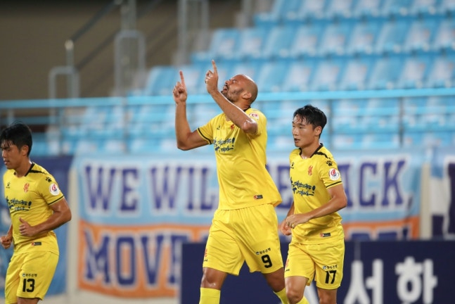 2020시즌 광주FC에서 뛸 당시의 필리페(가운데). /사진=한국프로축구연맹