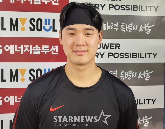 키움 정현우가 29일 LG전 승리 후 취재진과 인터뷰를 하며 미소를 짓고 있다. /사진=안호근 기자