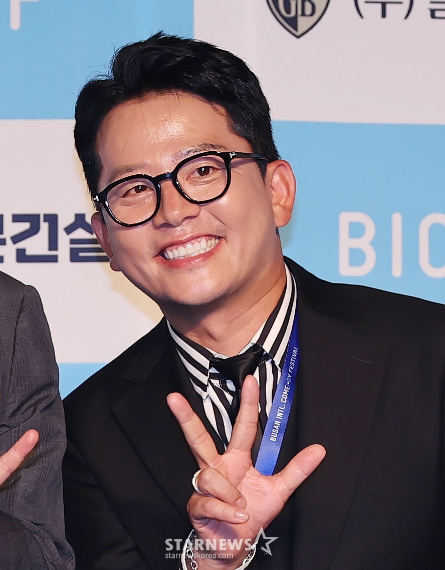 김준호 BCIF 위원장이 29일 오후 부산 해운대구 벡스코 오디토리움에서 진행된 ‘제13회 부산국제코미디페스티벌(BICF)’ 블루카펫 행사에 참석해 포즈를 취하고 있다. /2025.08.29 /사진=이동훈 photoguy@