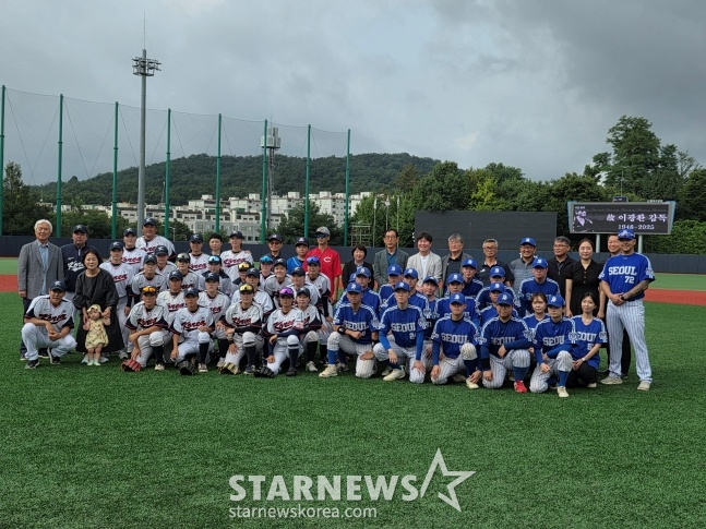 한국 여자야구 대표팀과 서울대 야구부가 30일 서울 신월야구장에서 열린 이광환 감독 추모식 및 추모경기에서 내빈들과 함께 기념 사진을 찍었다. /사진=김동윤 기자