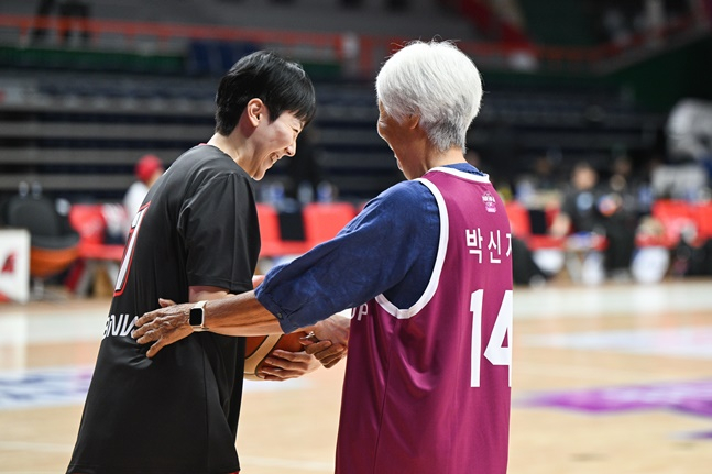 박신자 여사(오른쪽)가 BNK 박혜진과 인사를 나누고 있다. /사진=WKBL 제공
