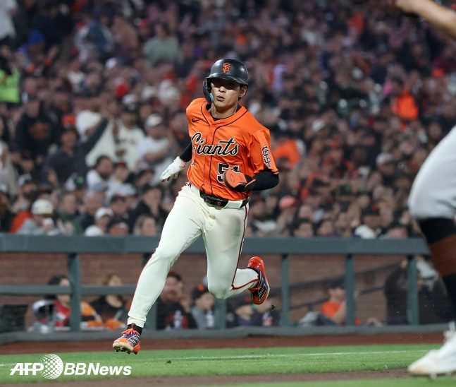 샌프란시스코 이정후가 30일(한국시간) 미국 샌프란시스코의 오라클파크에서 열린 2025 MLB 정규시즌 볼티모어와 홈경기에서 홈으로 들어오고 있다. /AFPBBNews=뉴스1