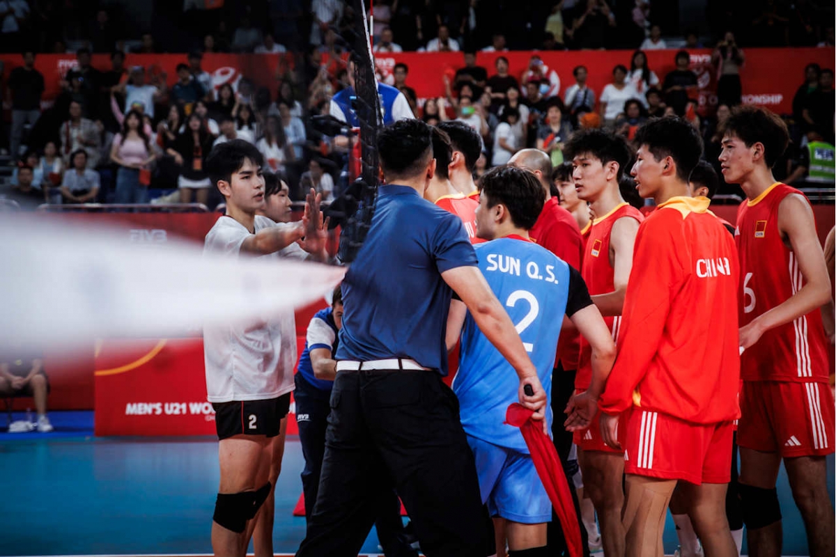 일본 21세 이하(U21) 남자 배구 대표팀(왼쪽)과 중국 U21 대표팀이 코트 중앙에 모였다. /사진=FIVB 제공