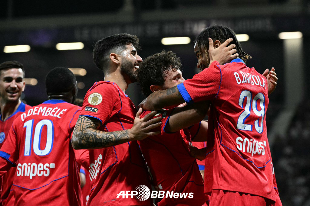 파리 생제르맹(PSG) 선수들이 31일 툴루즈전에서 득점 이후 기뻐하고 있다. /AFPBBNews=뉴스1