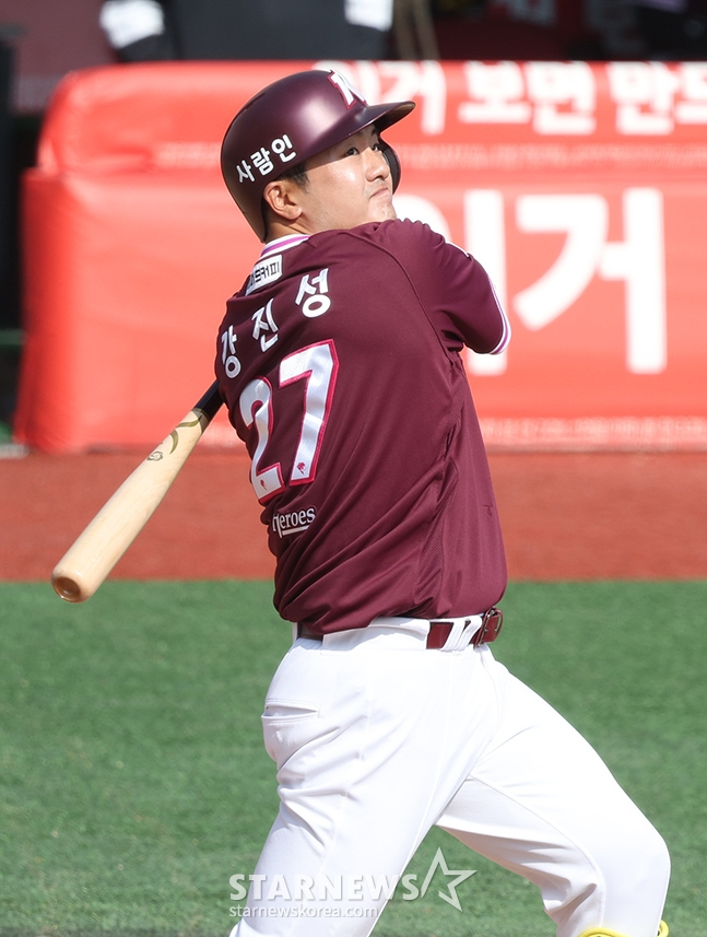 지난 3월 시범경기에 나선 강진성의 모습. /사진=김진경 대기자