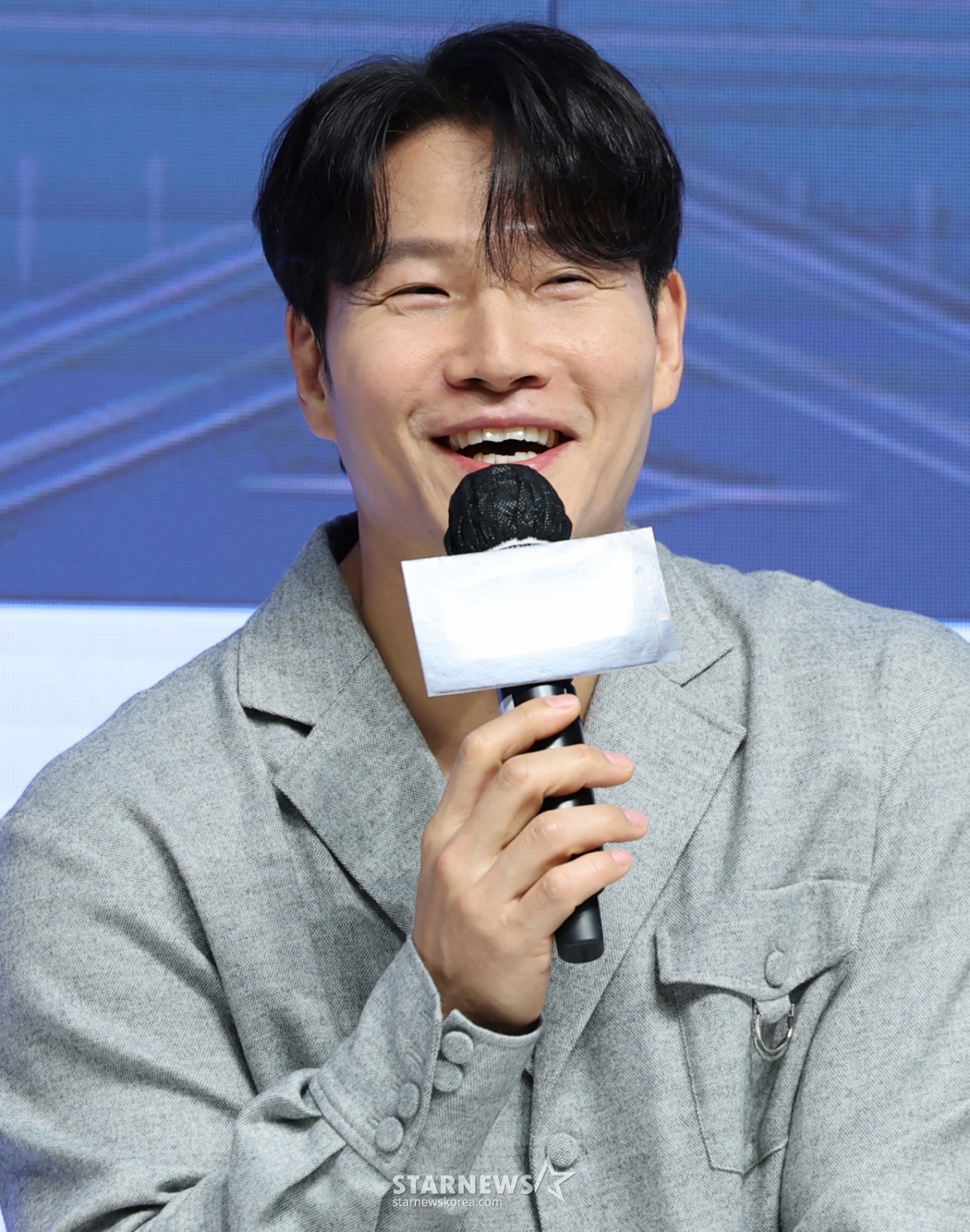 (서울=뉴스1) 권현진 기자 = 가수 김종국이 4일 오전 서울 강남구 강남 엘리에나 호텔에서 열린 Mnet ‘커플팰리스2’ 제작발표회에 참석해 인사말을 하고 있다. ‘커플팰리스2’는 완벽한 결혼 상대를 찾는 싱글남녀들을 위한 대규모 커플 매칭 서바이벌로 ‘결혼정보회사(결정사)’ 못지않은 극사실적 매칭 시스템을 통해 평생을 함께하고 싶은 동반자를 찾는 예능이다. 2025.2.4/뉴스1 Copyright © 뉴스1. All rights reserved. 무단 전재 및 재배포, AI학습 이용 금지. /사진=(서울=뉴스1) 권현진 기자