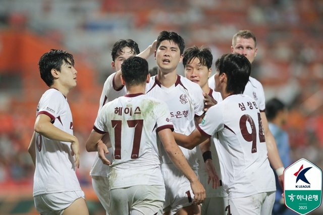 광주FC 박인혁(가운데)의 제주SK 경기 골 세리머니. /사진=한국프로축구연맹 제공