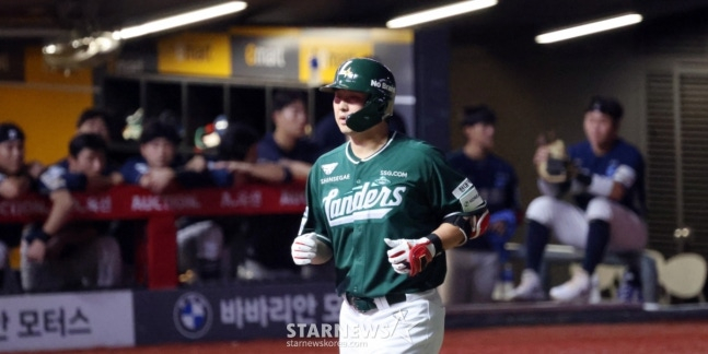 29일 홈인하고 있는 최정. /사진=강영조 선임기자