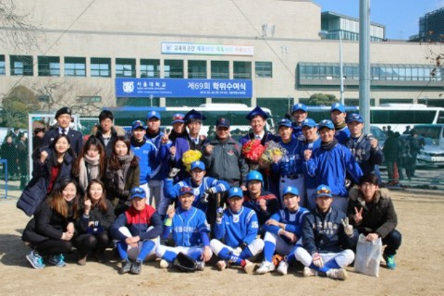 故 이광환 감독의 생전 서울대 야구부 제자들과 함께한 단체사진. /사진=전다솜 씨 제공