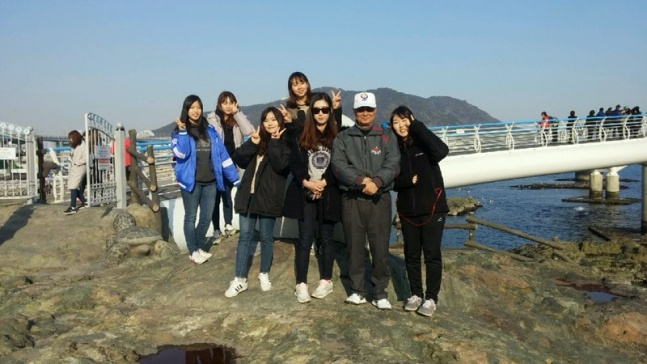故 이광환 감독(하얀색 모자)의 생전 서울대 야구부 제자들이 제주도로 내려왔을 때 함께했던 단체사진. /사진=전다솜 씨 제공