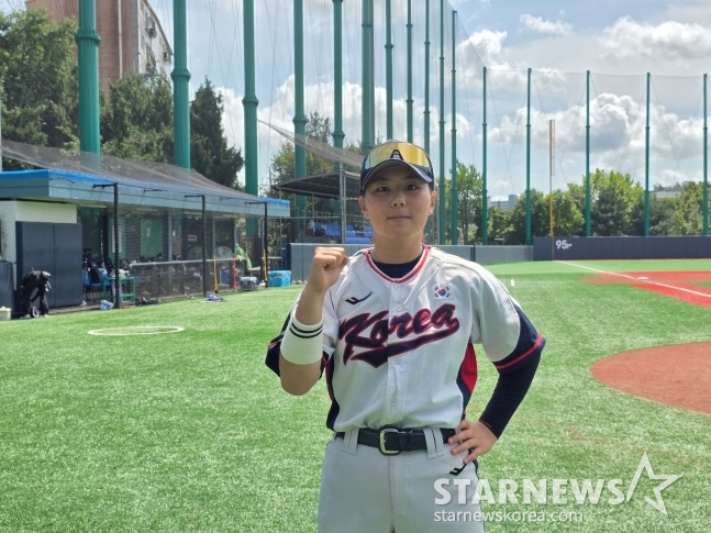 한국 여자야구 국가대표팀 유격수 박주아가 30일 서울 신월야구장에서 열린 이광환 감독 추모경기 후 취재진과 만나 사진 촬영에 응했다. /사진=김동윤 기자