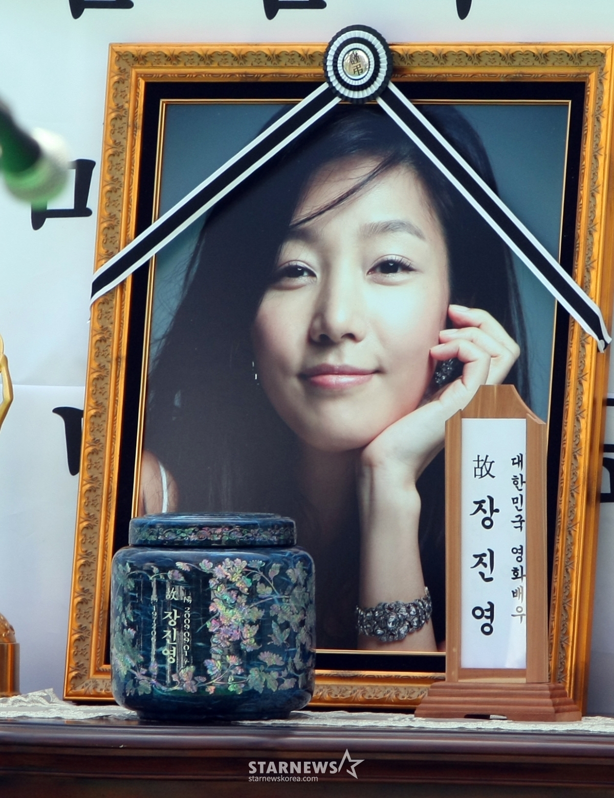故 장진영 추도식이2009년 9월 4일 오후 고인의 장지인 분당 스카이캐슬에서 진행됐다. 故 장진영은 지난해 9월 건강 검진 후 위암 선고를 받아 병원 치료와 침을 이용한 한방 치료를 받아오다 1일 오후 4시3분 강남성모병원에서 37세의 짧은 생을 마쳤다. /사진=유동일 기자 eddie@