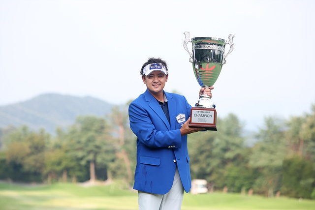 박상현이 우승 트로피를 들고 미소 짓고 있다. /사진=KPGA 제공