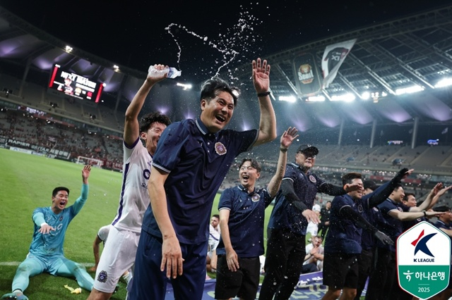 기뻐하는 FC안양 유병훈 감독(왼쪽에서 두 번째). /사진=한국프로축구연맹 제공