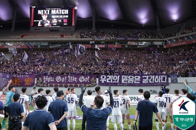 FC안양 선수들이 팬들과 승리의 기쁨을 나누고 있다. /사진=한국프로축구연맹 제공