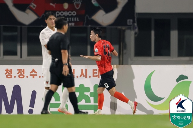 강원FC 공격수 모재현(오른쪽)이 골 세리머니를 펼치고 있다. /사진=한국프로축구연맹 제공