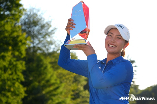 미란다 왕이 LPGA 투어 생애 첫 우승을 달성하고 트로피를 들어올리고 있다. /AFPBBNews=뉴스1
